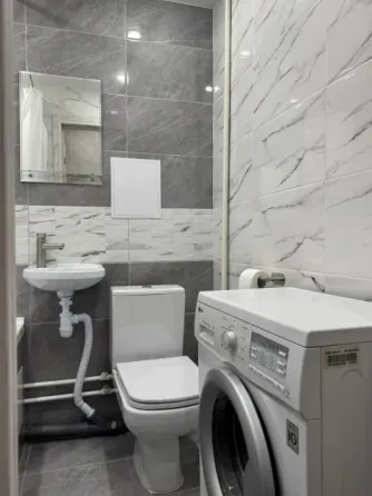 Заманауи асханалар газ плитасымен және тоңазытқышпен