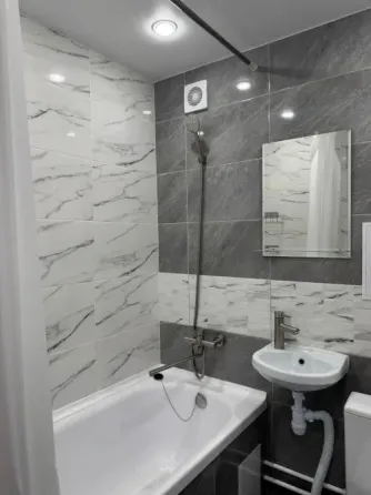 Заманауи асханалар газ плитасымен және тоңазытқышпен