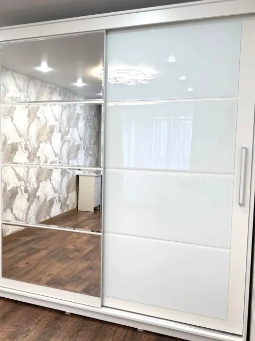 Айна есіктерімен гардероб бөлмеде