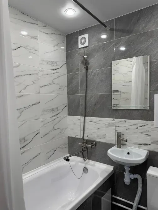 Заманауи ванна бөлмесі ванна және душ жүйесімен