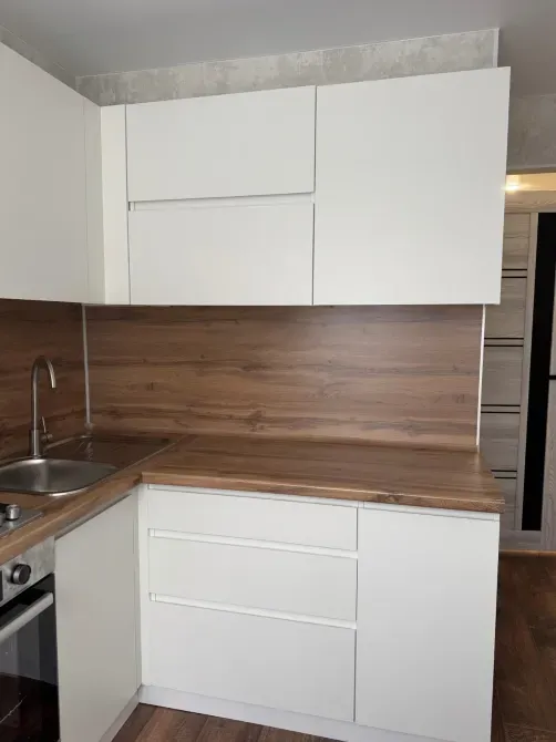 Заманауи асхана ақ шкафтармен