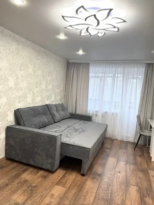 Диван бөлшектелген күйде ыңғайлы қонақ бөлмесінде