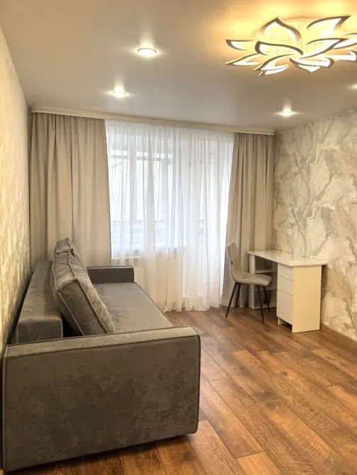 Қонақ бөлмесі диван және жұмыс орнына ие