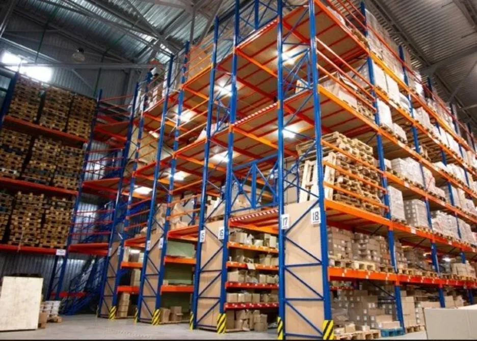 высокие стеллажи в складе, заполненные коробками