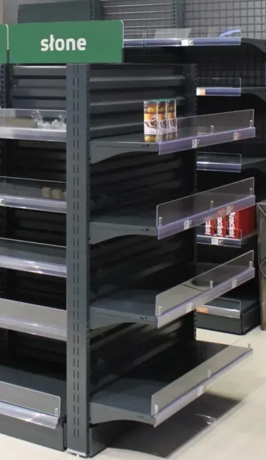 полка для товаров с упаковками на фоне