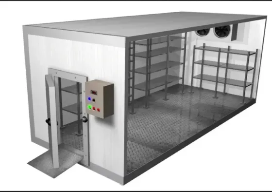 Витрина с товарами в супермаркете