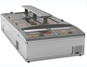 Витрина с товарами в супермаркете