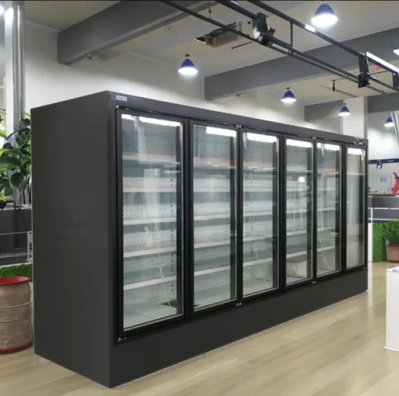 Витрина с товарами в супермаркете