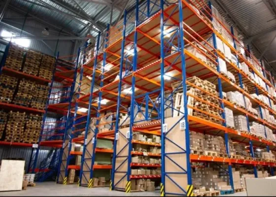 Большой склад с ярко-оранжевыми стеллажами и коробками