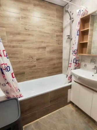 Соңғы үлгідегі телевизоры бар бөлменің интерьері