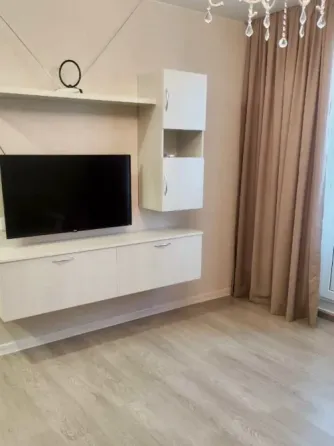 Соңғы үлгідегі телевизоры бар бөлменің интерьері