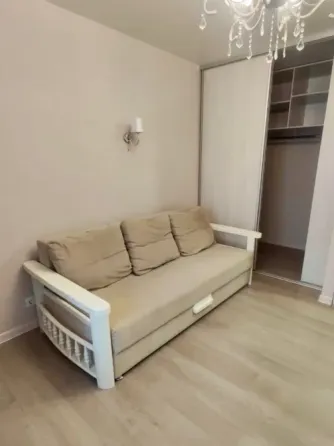 Соңғы үлгідегі телевизоры бар бөлменің интерьері