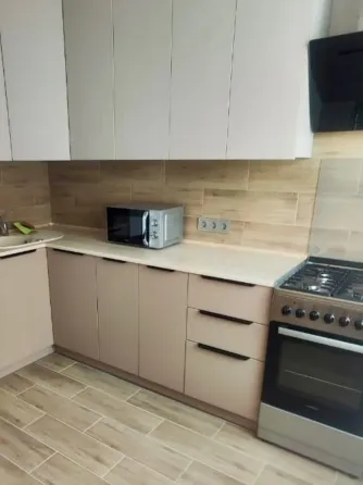 Соңғы үлгідегі телевизоры бар бөлменің интерьері