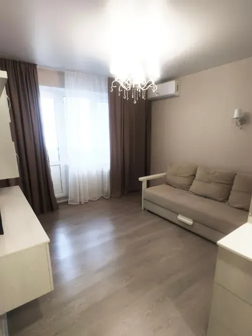 Уютная комната с диваном и светлым интерьером