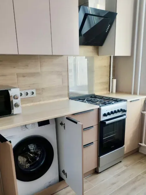 Кухня с холодильником, плитой и стиральной машиной