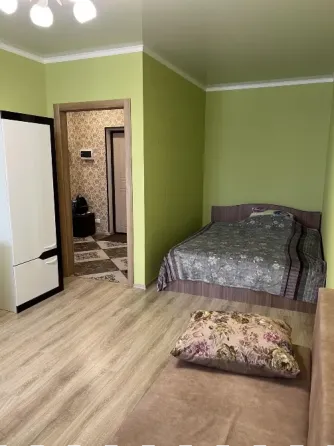 Современная ас үй оранжевый және бежевый фасадтарымен, газ плитасымен және кірістірілген техникалармен