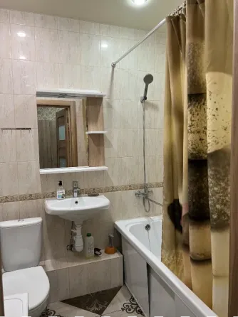 Современная ас үй оранжевый және бежевый фасадтарымен, газ плитасымен және кірістірілген техникалармен