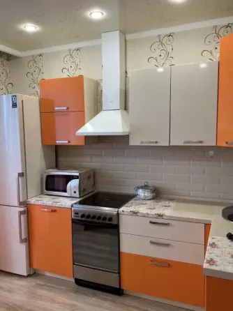 Современная ас үй оранжевый және бежевый фасадтарымен, газ плитасымен және кірістірілген техникалармен