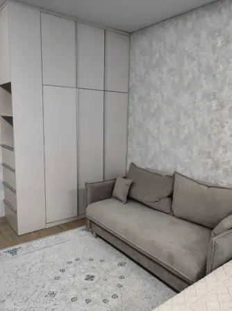 Заманауи шкафтары мен күміс тоңазытқышы бар асхана