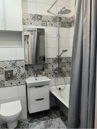 Заманауи шкафтары мен күміс тоңазытқышы бар асхана