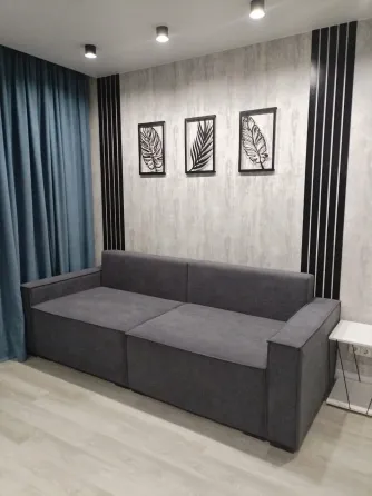 Заманауи ванна бөлмесі үстелшеде раковина және айна