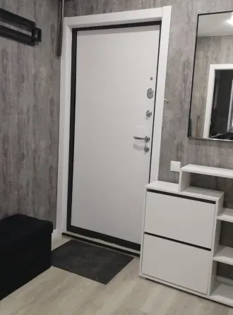 Заманауи ванна бөлмесі үстелшеде раковина және айна