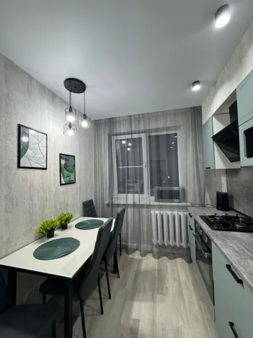 Кухня с обеденным столом, стульями и современным дизайном