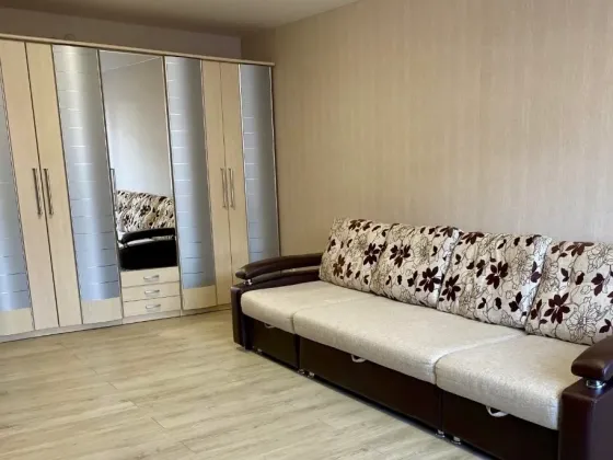 Заманауи ас үй ақ және көгілдір шкафтар мен плитамен