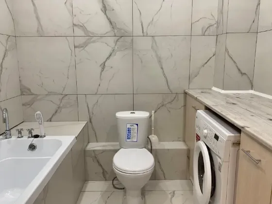 Заманауи ас үй ақ және көгілдір шкафтар мен плитамен