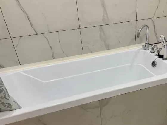 Заманауи ас үй ақ және көгілдір шкафтар мен плитамен