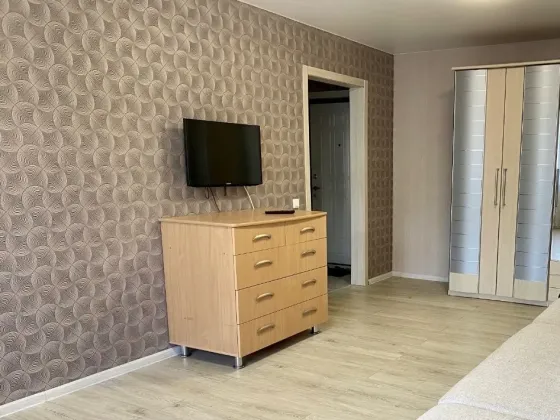 Заманауи ас үй ақ және көгілдір шкафтар мен плитамен