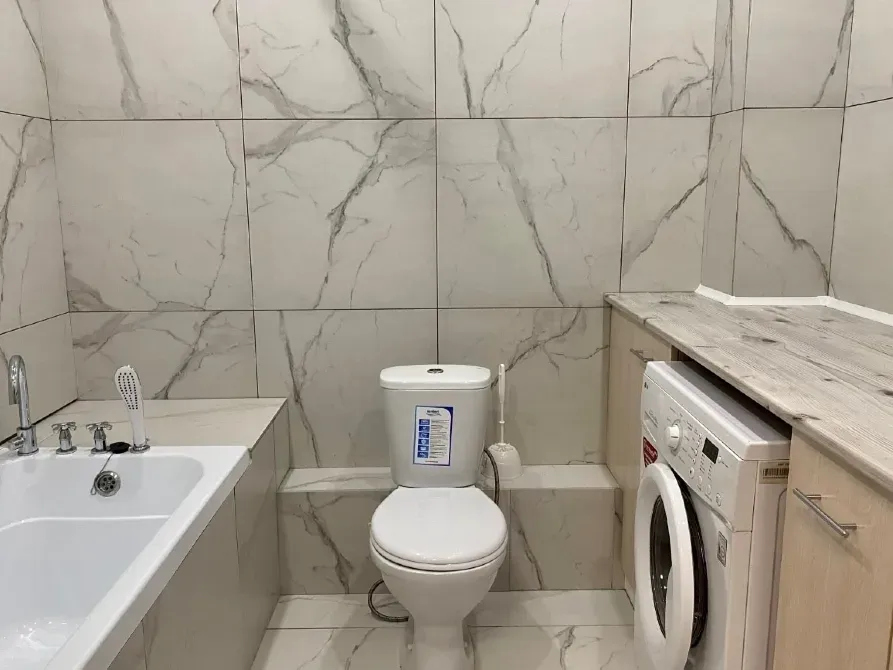 Заманауи санитарлық торап ванна, унитаз және кір жуғыш машинамен