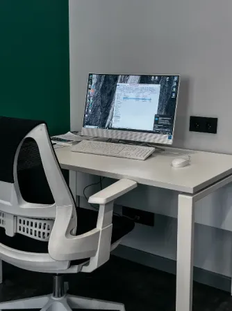 Современный стоматологический кабинет с светлыми стенами и оборудованием