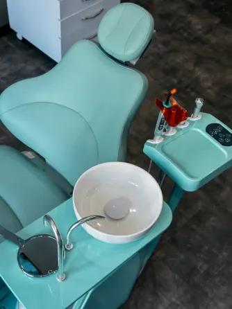 Современный стоматологический кабинет с светлыми стенами и оборудованием