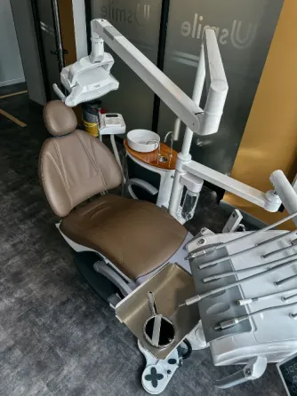 Современный стоматологический кабинет с светлыми стенами и оборудованием