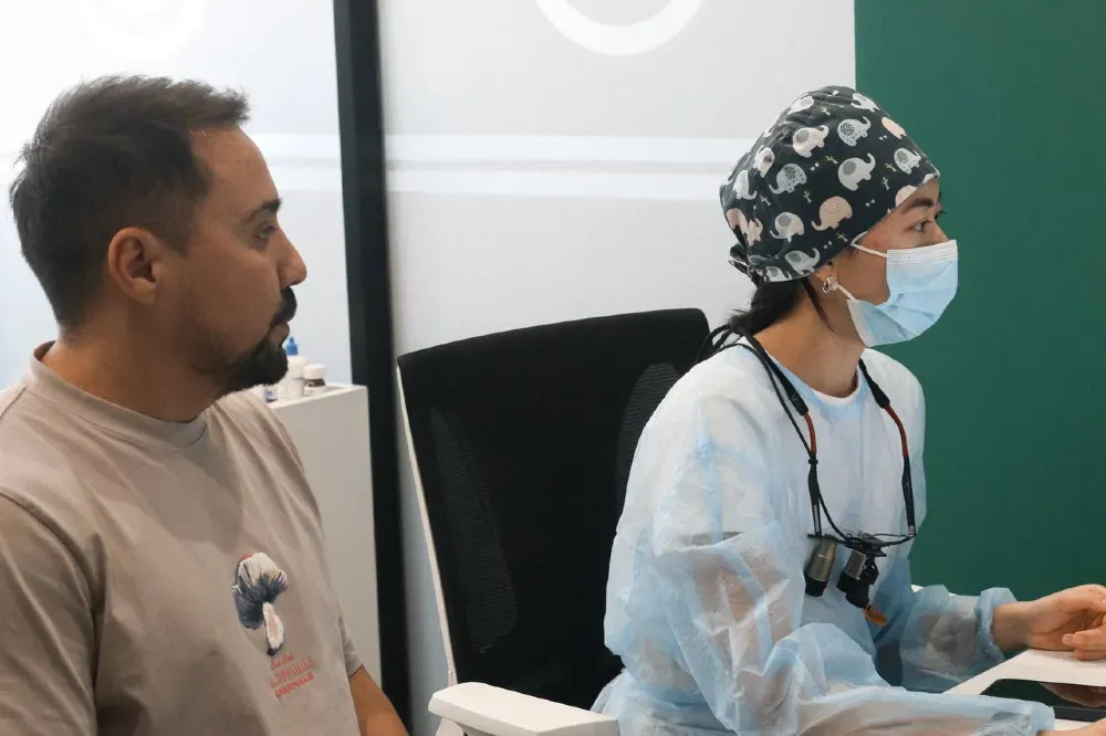 Пациент и стоматолог в процессе консультации в клинике