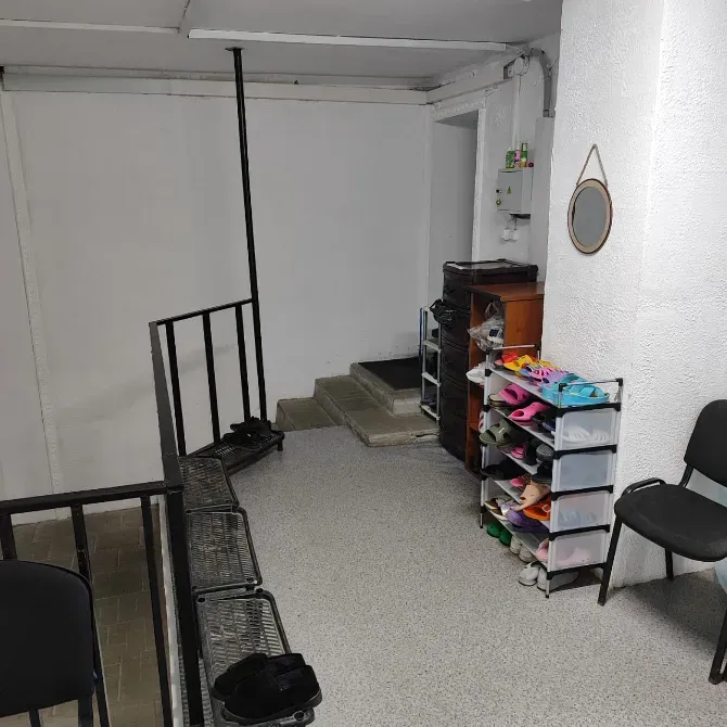 Пространство с лестницей и полками для хранения