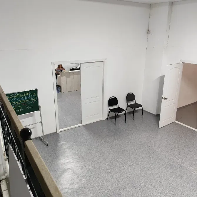 Зал с черной доской и выходом в другое помещение