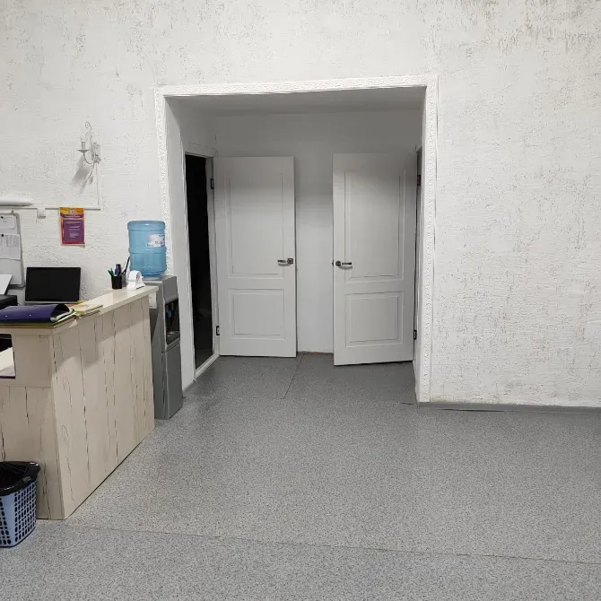 Дверной проем, ведущий в два отдельных помещения