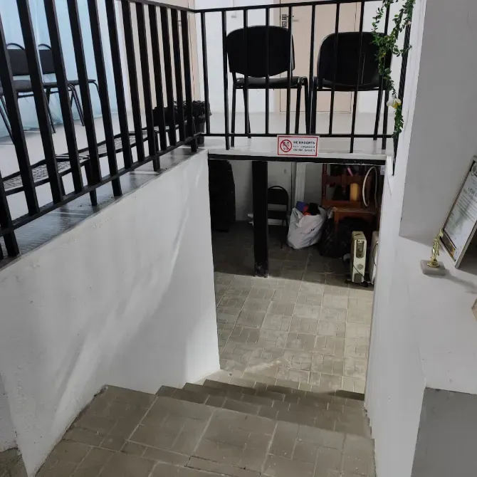 Ступени, ведущие вниз, с черной перилами