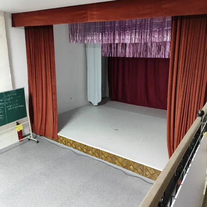 Сцена с занавесом и освещением в помещении