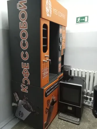 Аппарат для продажи напитков с логотипом, описывающий функциональные возможности и инструкции