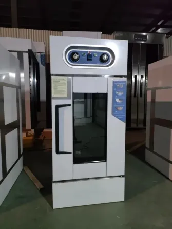 Холодильник с дверцей и управлением на передней панели, выставленный среди других моделей в магазине