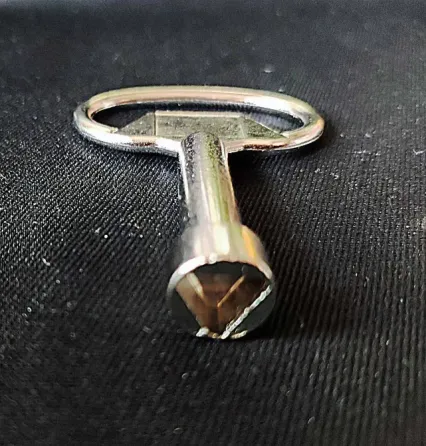 Ключ разблокировки и механизм замка