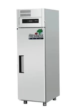 Холодильник с дверцей, предназначенный для хранения продуктов, серебристый цвет, с цифровым дисплеем и логотипом 