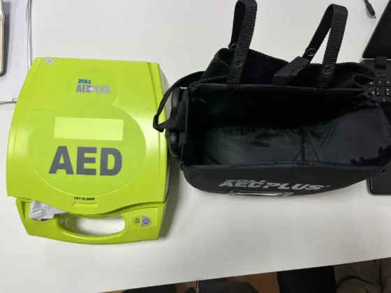 Автоматизированный внешний дефибриллятор ZOLL AED Plus с яркой желтой обложкой и защитной сумкой