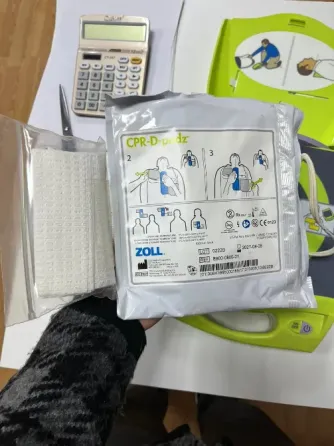 Автоматизированный внешний дефибриллятор ZOLL AED Plus с яркой желтой обложкой и защитной сумкой