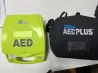 Автоматтандырылған сыртқы дефибриллятор ZOLL AED Plus жарқын сары қаптамамен және қорғаушы сөмкемен