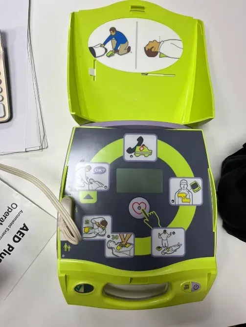 Открытый дефибриллятор ZOLL AED Plus с схемой и инструкциями для использования