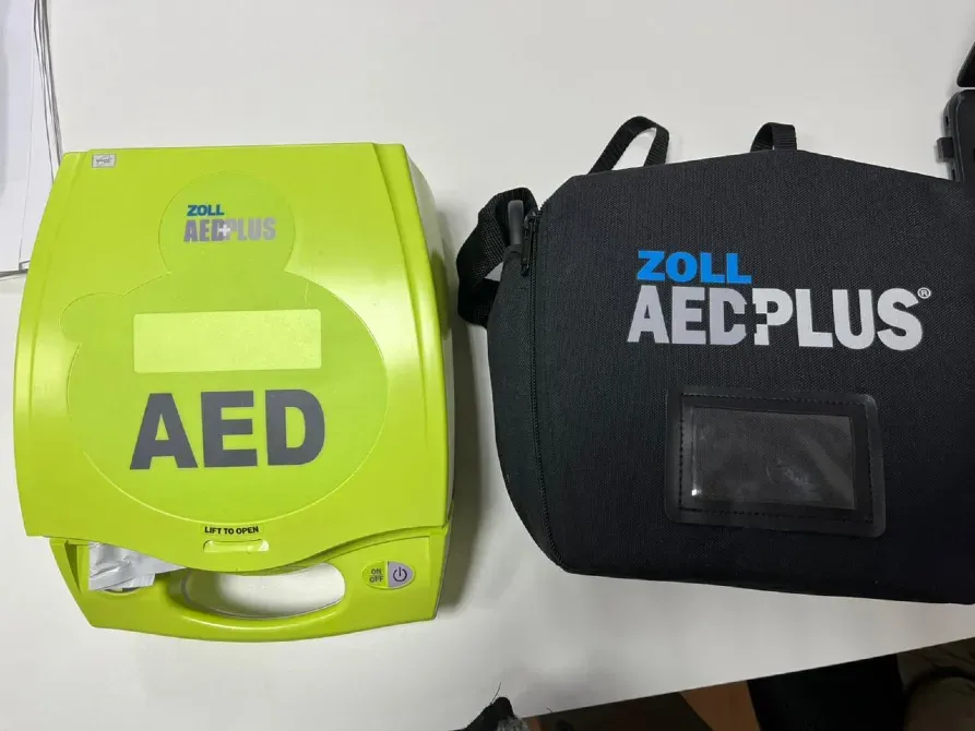 Автоматизированный внешний дефибриллятор ZOLL AED Plus с яркой желтой обложкой и защитной сумкой